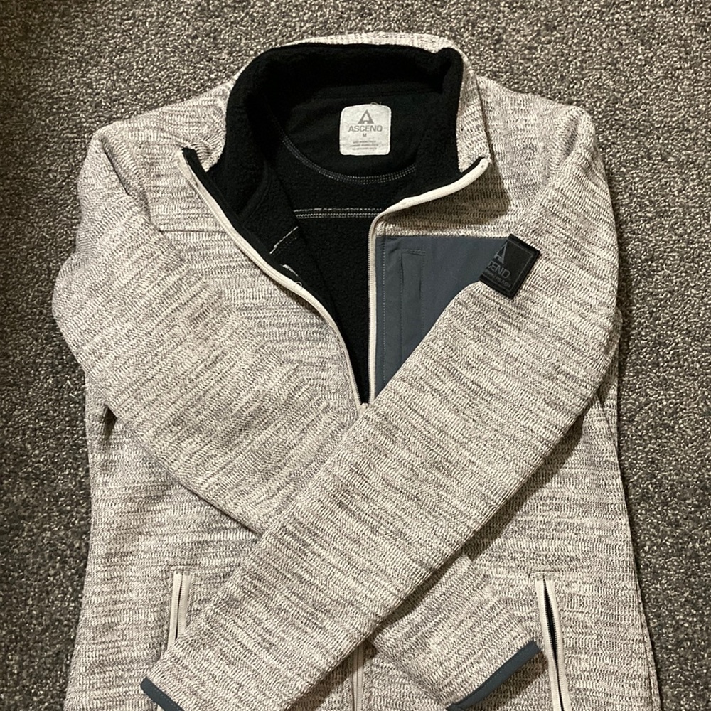 Ascend women’s jacket. Size medium. White and gray.
